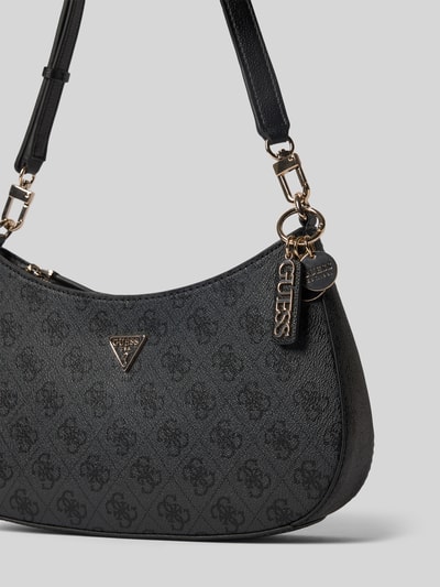 Produktfoto, Shoulder Bag mit Logo-Detail Modell 'Noelle' von GUESS, nadruk z logo na całej powierzchni, materiał skóropodobny, główna przegroda z zamkiem błyskawicznym, odpinany pasek na ramię, szerokość w rozmiarze 1: 29 cm, długość w rozmiarze 1: 18 cm, głębokość w rozmiarze 1: 6 cm, długość paska na ramię w rozmiarze 1: 60 cm