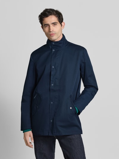 Mannenmodel draagt Regular Fit Parka met katoenmix van Barbour in effen donkerblauw, waterafstotend, geheel van voren bekeken.