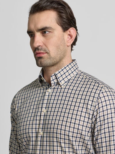 Mężczyznamodel nosi Regular Fit Business Hemd aus Baumwolle von Christian Berg Men, krata, bawełna, krój regular fit, button-down kołnierzyk, zapięcie na guziki, długość pleców w rozmiarze 39/40: 77 cm, szerokość w rozmiarze 39/40: 44 cm, długość rękawa w rozmiarze 39/40: 64 cm, zbliżenie górnej części ciała
