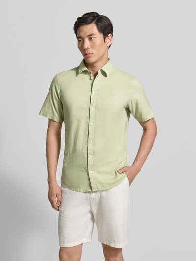 Männermodel trägt Slim Fit Freizeithemd aus Leinen-Baumwoll-Mix Modell 'AKSEL' von Casual Friday in hellem Grün, Kentkragen, Label-Stitching, Knopfleiste, Ganzkörperansicht von vorne, Rückenlänge 78 cm, Schulterbreite 45 cm, Ärmellänge 27 cm.