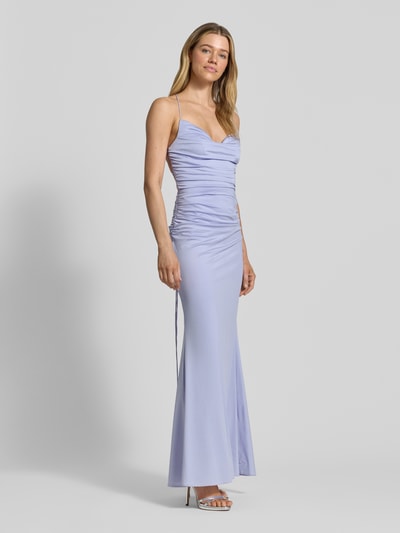 Frauenmodel trägt Abendkleid mit Raffungen von Laona in hellem Flieder, taillierte Passform, Rückenausschnitt, Ganzkörperansicht von vorne.