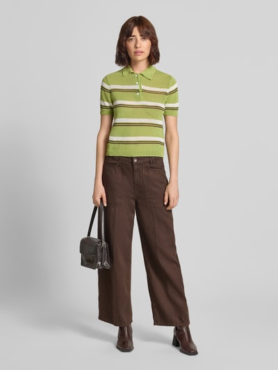 Kobiece modelka nosi spodnie Barrel Fit Hose mit Eingrifftaschen Model 'DERIVE' od DRYKORN, mieszanka lyocellu i lnu, ciemny brąz, wpuszczane kieszenie, szerokość w rozmiarze 27/34: 41 cm, długość wewnętrzna nogawki w rozmiarze 27/34: 69 cm, widok całej sylwetki z przodu