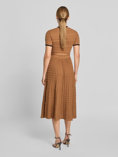 Frauenmodel trägt Midikleid in Strick-Optik von Self-Portrait in Braun mit Knopfleiste, taillierter Passform aus Baumwoll-Mix, Ganzkörperansicht Rückansicht.