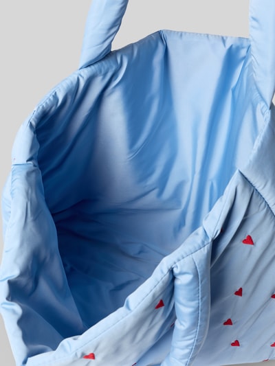 Produktfoto, Tote Bag mit Allover-Motiv-Stitching Modell 'Puffy' von STUDIO NOOS, Damen Tote Bag mit offenem Hauptfach, Tragehenkel, hellblaue Farbe, glatte und gesteppt wirkende Textur, kleine rote Herzen-Motive, Maße: Breite 57 cm, Länge 43 cm, Tiefe 8 cm, Schulterriemenlänge 72 cm.