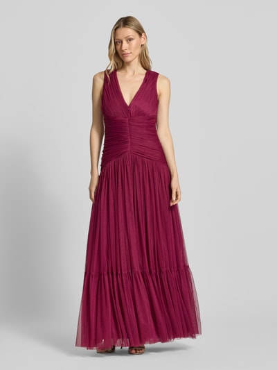 Modelka kobieca ma na sobie Maxikleid aus Mesh mit V-Ausschnitt od LACE & BEADS, fioletowa siateczka, A-linia, drapowania, długość tyłu w rozmiarze S: 150 cm, szerokość w rozmiarze S: 40 cm, widok całej sylwetki z przodu.