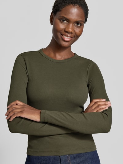 Frauenmodel trägt Slim Fit Langarmshirt aus Baumwoll-Mix Modell 'CHLOE' von VERO MODA in Olivgrün, feine Rippstruktur, Nahaufnahme Oberkörper, Damen Langarmshirt von VERO MODA.