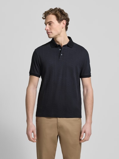 Männermodel trägt Regular Fit Poloshirt mit Strukturmuster von Emporio Armani, reine Baumwolle, Polokragen, Knopfleiste, Ganzkörperansicht von vorne.