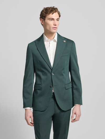 Männermodel trägt Regular Fit Sakko aus Satin von MCNEAL in Dunkelgrün mit Reverskragen, 2-Knopfleiste, Brusttasche, Paspeltaschen, Ganzkörperansicht von vorne. Rückenlänge bei Größe 50: 73 cm, Schulterbreite: 45 cm, Ärmellänge: 62 cm.