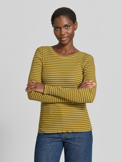 Frauenmodel trägt Slim Fit Langarmshirt aus Baumwoll-Mix Modell 'ANNA' von Selected in Senfgelb mit weißen Streifen, strukturierte Oberfläche, Damen Langarmshirt, Nahaufnahme Oberkörper.