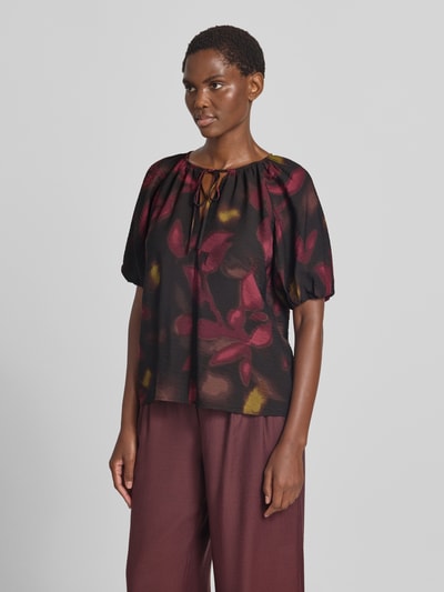 Vrouwenmodel draagt Regular Fit Bluse aus Viskose-Mix mit Schlüsselloch-Ausschnitt van zero met bloemenprint, sierstrik, korte mouw, zwarte en bordeaux tinten, ruglengte 57 cm, mouwlengte 23 cm, all-over bloemenprint, Ganzkörperansicht van voren.