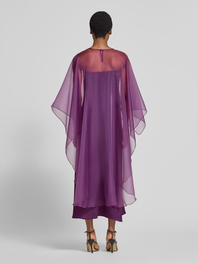 Männermodel trägt Regular Fit Maxikleid aus Satin Modell 'Vima' von YAS, Półprzezroczysty materiał, długość do ziemi, Długość tyłu w rozmiarze 36: 120 cm, Szerokość w rozmiarze 36: 134 cm, Długość rękawów w rozmiarze 36: 56 cm, fioletowy kolor, gładka tekstura, Ganzkörperansicht Rückansicht.