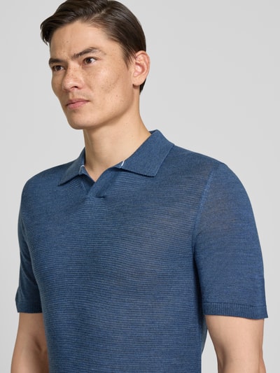 Mannemodel draagt Slim Fit poloshirt uit zuivere scheerwol met structuurpatroon van MAERZ Muenchen, V-hals, ruglengte maat 50: 72 cm, nahaufnahme bovenlichaam.