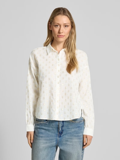 Kobiece model nosi Relaxed Fit Langarmbluse aus Baumwoll-Mix od Tom Tailor Denim, efekt: wzór w grochy na całej powierzchni, mieszanka bawełny, kołnierzyk koszulowy, listwa guzikowa, długie rękawy, mankiety, lekko zaokrąglone wykończenie, detale z efektownej przędzy, biała z jasnymi grochami, gładka faktura, całkowity widok z przodu.