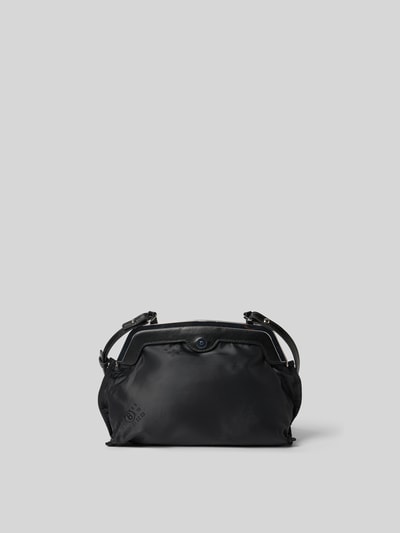 Produktfoto, Pochette mit Magnetverschluss von MM6 Maison Margiela, glattes Design mit Motiv-Print, Label-Patch, schwarz, Hauptfach, verstellbarer Schulterriemen, Breite 25 cm, Länge 20 cm, Tiefe 9 cm