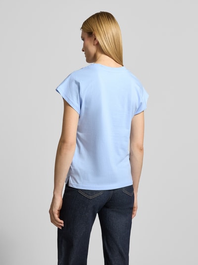 Frauenmodel trägt T-Shirt mit V-Ausschnitt Modell 'DERBY' von Soyaconcept in Hellblau aus Reine Bio-Baumwolle Regular-Fit, Rückenlänge 59 cm, Ganzkörperansicht Rückansicht.