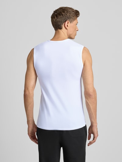 Männermodel draagt wit Unterhemd mit Rundhalsausschnitt van MCNEAL, slim fit, brede schouderbanden, katoen-elastaan, Ganzkörperansicht Rückansicht.