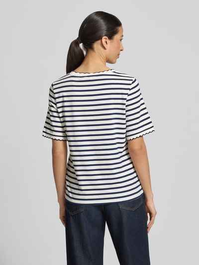 Frauenmodel trägt T-Shirt mit Wellensaum und Rundhalsausschnitt von More & More, gestreift, Baumwoll-Elasthan-Mix, Regular-Fit, Rückenlänge 59 cm, Ganzkörperansicht Rückansicht.