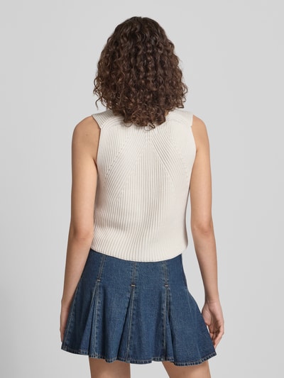 Mädchen trägt 'Shaped Fit Weste aus reiner Baumwolle' von Marc O'Polo Denim, kolor jednolity, dzianina, bez kołnierza, wzór warkoczowy, asymentryczny dół, bawełna, widok całej sylwetki z tyłu.