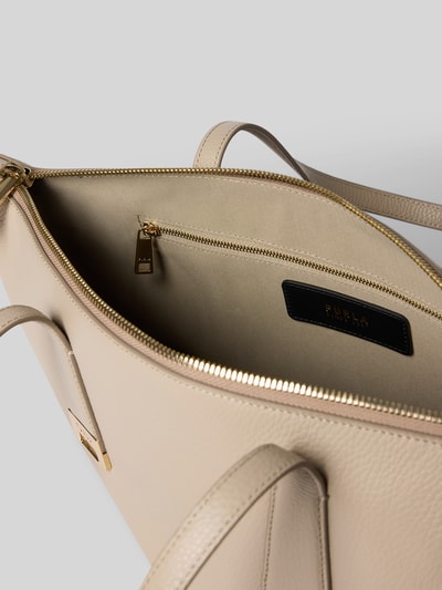 Produktfoto, Shopper mit Label-Detail Modell 'OLIVIA' von FURLA, Damen Shopper in Beige, Hauptfach mit Reißverschluss, Tragehenkel, Breite 43 cm, Länge 26 cm, Tiefe 14 cm, Schulterriemen 58 cm, feine genarbte Oberfläche