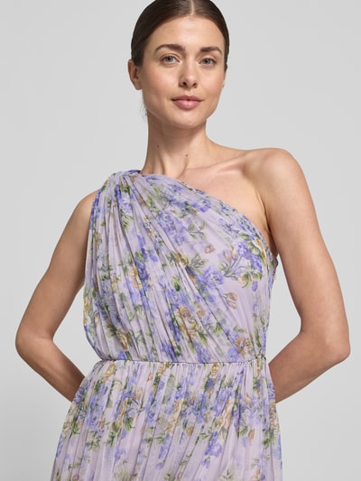 Vrouwenmodel draagt Regular Fit avondjurk met ruches van LACE & BEADS, mesh, getailleerd, one-shoulder design, all-over bloemenprint, Nahaufnahme Oberkörper.