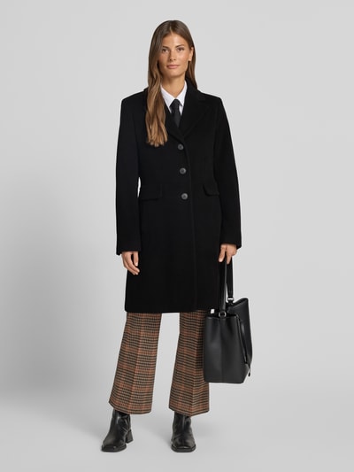 Vrouwenmodel draagt Mantel aus Woll-Mix met Reverskragen en Pattentaschen van FUCHS SCHMITT, zwart, straight fit, knoopsluiting, klepzakken, mix van wol en kasjmier, ruglengte 95 cm, schouderbreedte 42 cm, borstwijdte 48 cm, mouwlengte 66 cm, geheel van voren te zien.