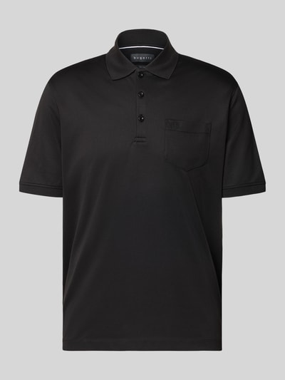 Produktfoto, Regular Fit Poloshirt mit Brusttasche und Label-Stitching von bugatti in Schwarz, Polokragen, Knopfleiste, Herren, Rückenlänge 70 cm bei Größe M