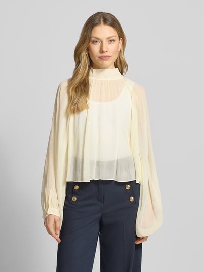 Frauenmodel trägt Loose Fit Langarmbluse aus reiner Viskose Modell 'AFFETTO' von MAX&Co., Optik: Unifarben, Relaxed-Fit, Stehkragen, einreihige Knopfleiste, Raglan-Ballonärmel mit schmaler Manschette, Materialverarbeitung: Crépon, transparente leichte Struktur, Farbe Creme, Ganzkörperansicht von vorne.