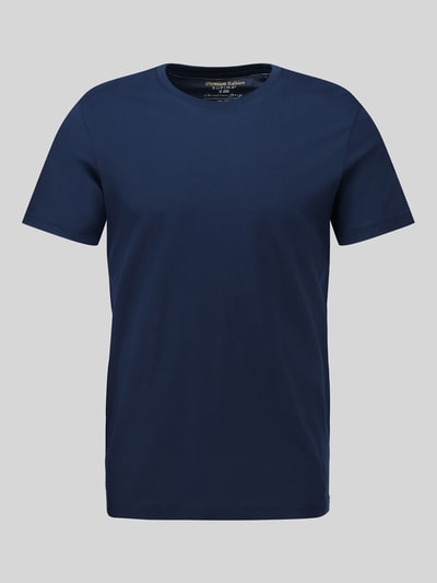 Produktfoto, T-Shirt mit Rundhalsausschnitt von Christian Berg Men in Dunkelblau, gerade Passform, kurze Ärmel, eingefasste Abschlüsse