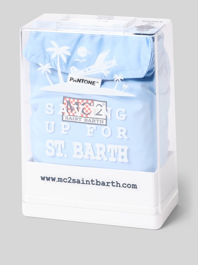 Produktfoto, spodenki kąpielowe z nadrukiem z logo model 'Lighting Pantone' od MC2 Saint Barth w pudełku prezentowym, jasnoniebieskie tło, widoczna naszywka z logo