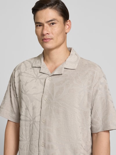 Männermodel trägt Regular Fit Freizeithemd aus Baumwoll-Mix Modell 'WE_FLOWER' von BOSS Orange, unifarben strukturiert, Nahaufnahme Oberkörper.