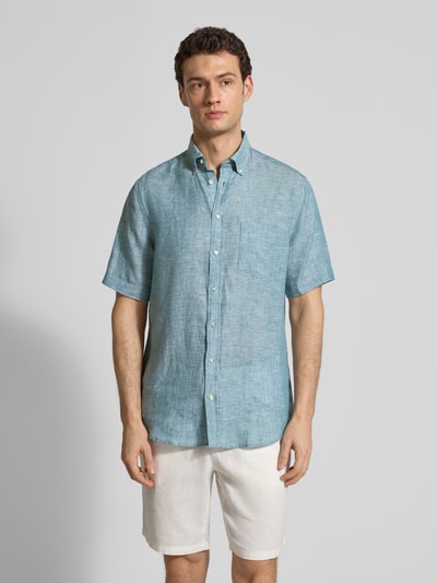 Męski model nosi Regular Fit Freizeithemd aus Leinen od Christian Berg Men, len, krój regular fit, krótki rękaw, widok całej sylwetki z przodu.