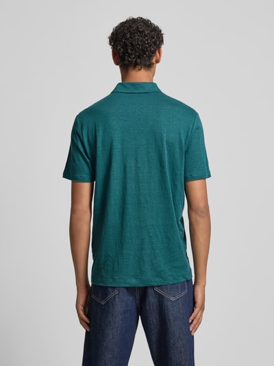 Männermodel trägt Slim Fit Poloshirt aus Leinen-Elasthan-Mix von OLYMP Level Five, Farbe Petrol, Struktur, Rückenlänge 70 cm, Ganzkörperansicht Rückansicht.