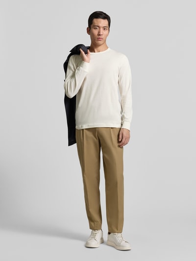 Mannelijk model draagt Regular Fit Langarmshirt uit pure katoen van Tom Tailor, effen, ronde hals, lange mouwen, geheel vooraanzicht.