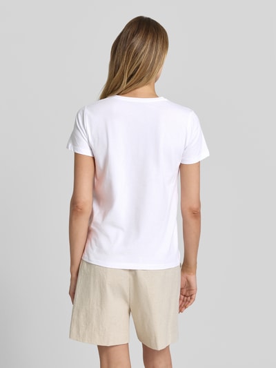 Frauenmodel trägt Damen T-Shirt mit Statement- und Motiv-Print Modell 'RINA' von Soyaconcept in Weiß, Reine Baumwolle, Regular-Fit, Rundhalsausschnitt, Rückenlänge 60 cm bei Größe S, Ganzkörperansicht Rückansicht.