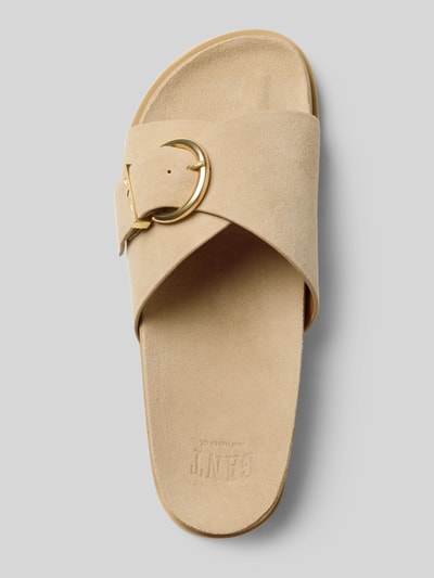 Produktfoto, Slippers aus echtem Leder Modell 'Mardale' von Gant in Beige mit goldfarbener Schnalle, abgerundete Passform, offene Ferse, Absatzhöhe 3 cm, Schaftweite 7 cm bei Größe 40, strukturierte Leder-Oberfläche