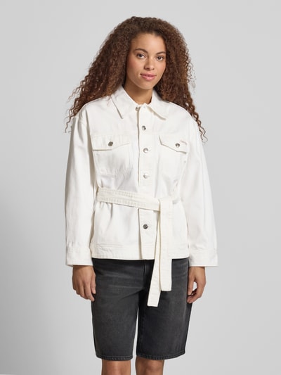 Frauenmodel trägt Regular Fit Jeansjacke mit abnehmbarem Taillenband von Calvin Klein Jeans in Weiß, reine Baumwolle, Nahaufnahme Oberkörper.