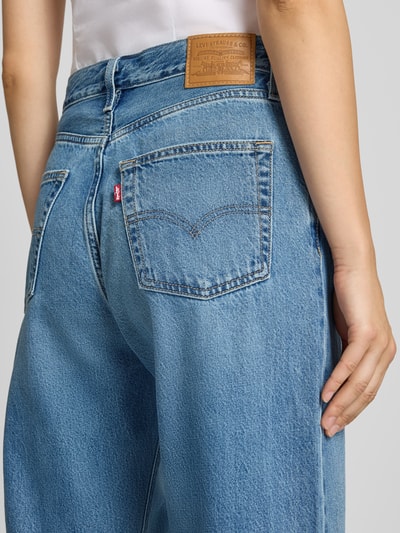 Frauenmodel trägt Relaxed Fit Jeans aus reiner Baumwolle Modell 'EASY DAD' von Levi's® 300, helle Waschung, Nahaufnahme Rückansicht.