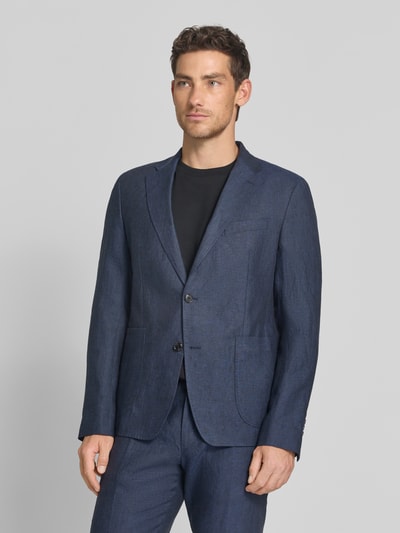 Männermodel trägt Slim Fit 2-Knopf-Sakko aus Leinen Modell 'Hoverest' von JOOP! Collection, dunkelblau, Ganzkörperansicht von vorne. Rückenlänge 73 cm, Schulterbreite 49 cm, Ärmellänge 65 cm, Reverskragen, aufgesetzte Taschen, strukturierte Oberfläche.