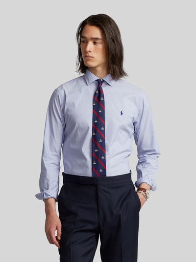 Männermodel trägt Regular Fit Businesshemd aus reiner Baumwolle von Polo Ralph Lauren, unifarben, kentkraag, lange mouwen, logo-stiksel, materiaal katoen. Ganzkörperansicht von vorne