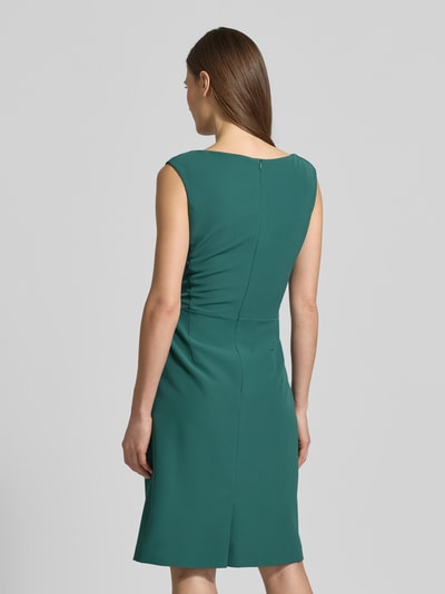 Vrouwenmodel draagt Knielanges Cocktailkleid mit Raffungen van Vera Mont, materiaalmix met stretch, recht model, knielengte, V-hals, ruglengte maat 36: 99 cm, borstwijdte maat 36: 42 cm, ganzkörperansicht rückansicht.