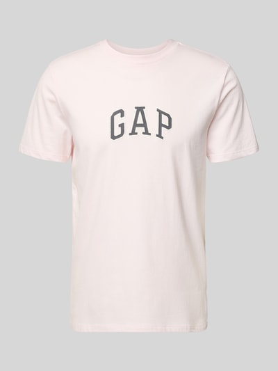 Produktfoto, T-Shirt mit Logo-Patch und Rundhalsausschnitt von GAP in zartem Rosa, reine Baumwolle, Straight Fit, dezenter Logo-Schriftzug