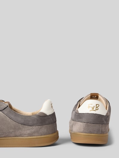 Produktfoto, Sneaker aus echtem Leder Modell 'De Zaler' von Floris van Bommel in Grau mit Kontrastbesatz und strukturierter Sohle, abgerundete Form, Schnürverschluss, Absatzhöhe 2 cm, Schafthöhe 7 cm, Schaftweite 10 cm, Rückansicht