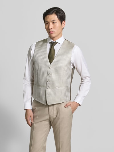Männermodel trägt Weste mit V-Ausschnitt und Paspeltaschen von Wilvorst, beige, Regular Fit, elegante Knopfleiste, Ganzkörperansicht von vorne.