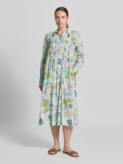 Frauenmodel trägt Relaxed Fit Midikleid aus reiner Baumwolle von Christian Berg Woman mit floralen Prints, Knopfleiste und langen Ärmeln, Ganzkörperansicht von vorne.