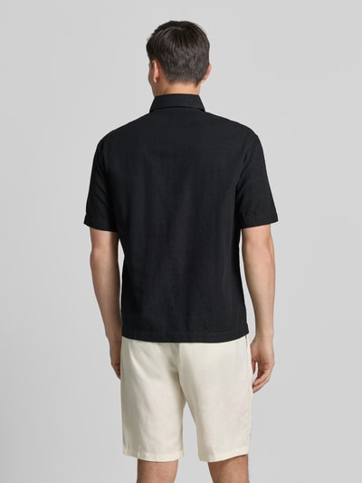 Männermodel trägt Loose Fit Freizeithemd aus reiner Baumwolle von Tom Tailor Denim, Optik: Unifarben, Kentkragen, Kurzarm, Ganzkörperansicht Rückansicht.
