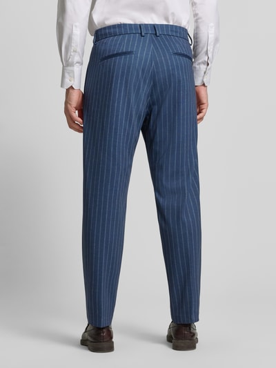 Męski model nosi Slim Fit Anzughose mit Viskose-Anteil Modell 'Silvio' od CINQUE, niebieski w paski, tylny widok całej sylwetki. Szerokość w rozmiarze 50: 48 cm, długość nogawki wewnętrznej: 71 cm, elastyczna tkanina z kieszeniami z tyłu oraz zapięciem na haftkę i zamek błyskawiczny, krój slim fit.