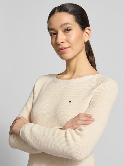 Vrouwenmodel draagt Regular Fit Pullover uit puur katoen van Tommy Hilfiger, look effen, gestikt logo, ribtricot, lange mouw, ronde hals. Nahaufnahme bovenlichaam.
