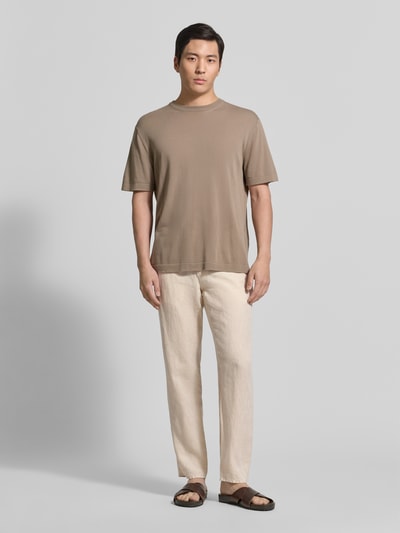 Männermodel trägt Slim Fit Leinenhose aus reinem Leinen Modell 'Fabio' von Brax in Optik: Unifarben, Ganzkörperansicht von vorne.