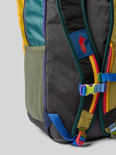 Produktfoto, Rucksack mit Logo-Print Modell 'Batac' von Cotopaxi in mehrfarbiger Optik, Reißverschluss, Netzseite, farbige Schulterriemen, Kontext: Herren Rucksack, Hauptfach, Reißverschlussfächer außen und innen, 24 Liter, Breite 23 cm, Länge 53 cm, Tiefe 18 cm, Länge Schulterriemen 70 cm