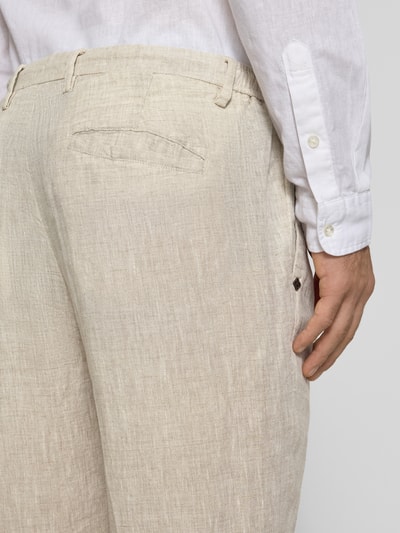 Männermodel trägt Hose mit Gesäßtaschen Modell 'PANTALACCIO LINO' von MARKUP, Reine Baumwolle, Regular-Fit, Detailaufnahme Rückansicht.